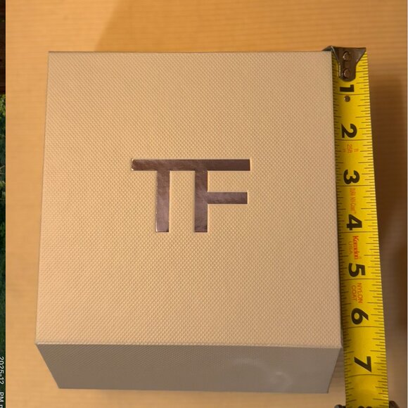 Tom Ford Gift Box with envelope and Ribbon - Picture 4 of 7